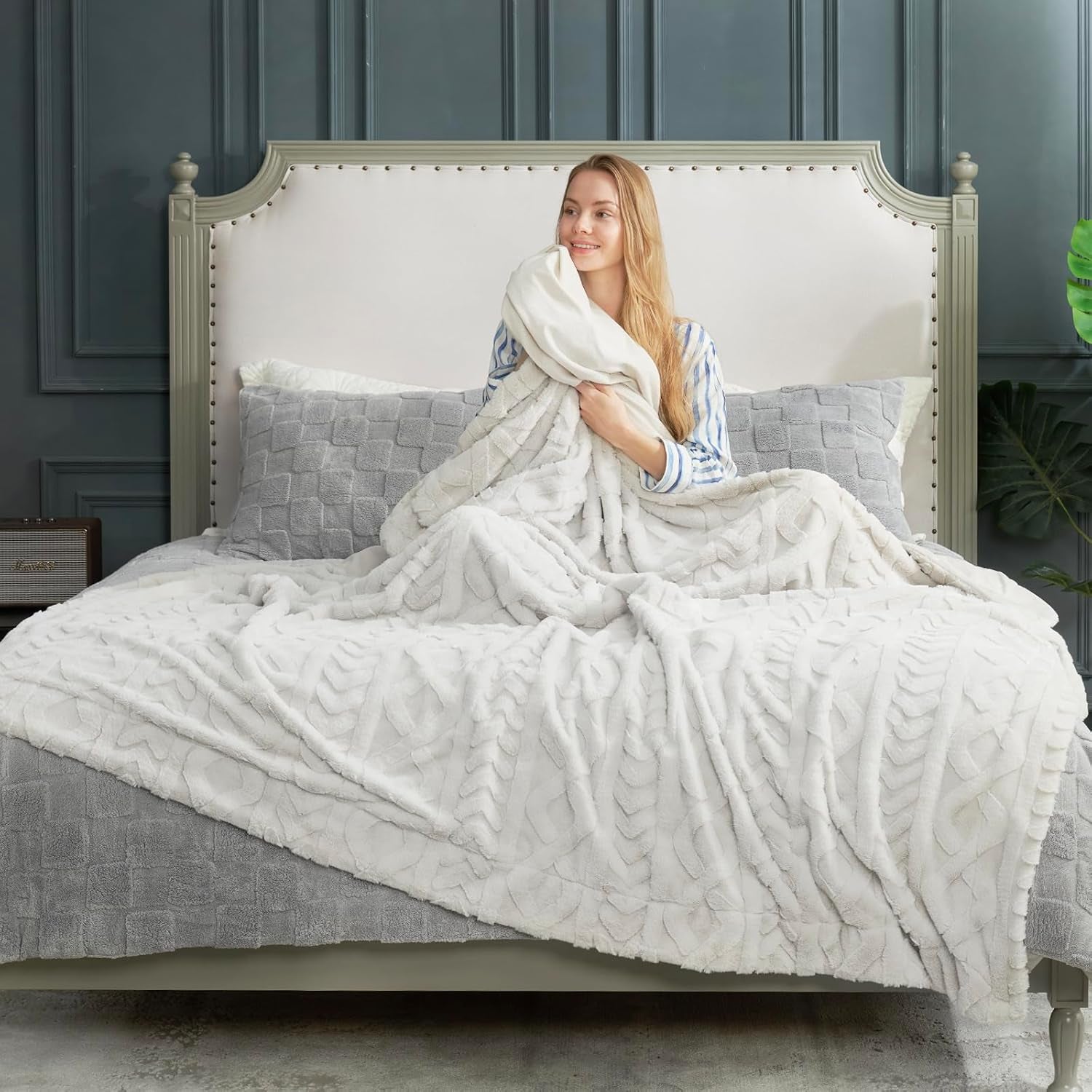 Faux Fur Throw Blanket for Couch, Jacquard Fuzzy Plush Soft Thick Winter Throw Blanket for Sofa Bed Living Room Bedroom，60"X80" Beige